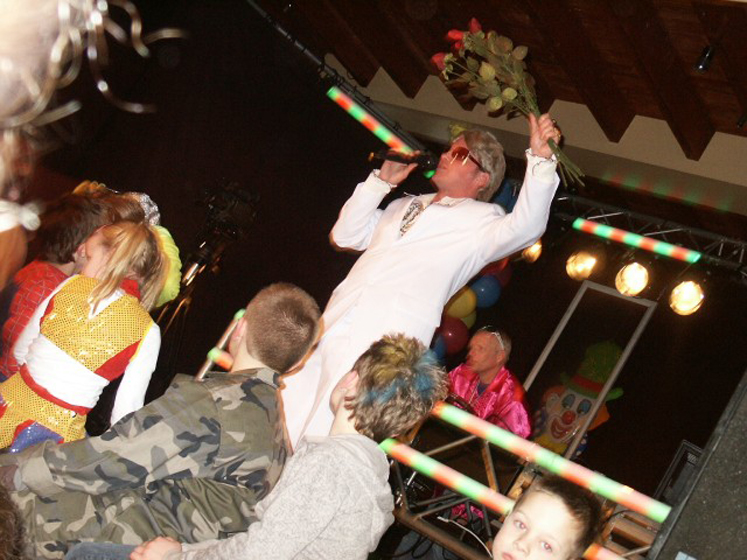 Keessie tijdens carnaval in 't Centrum, Dreumel